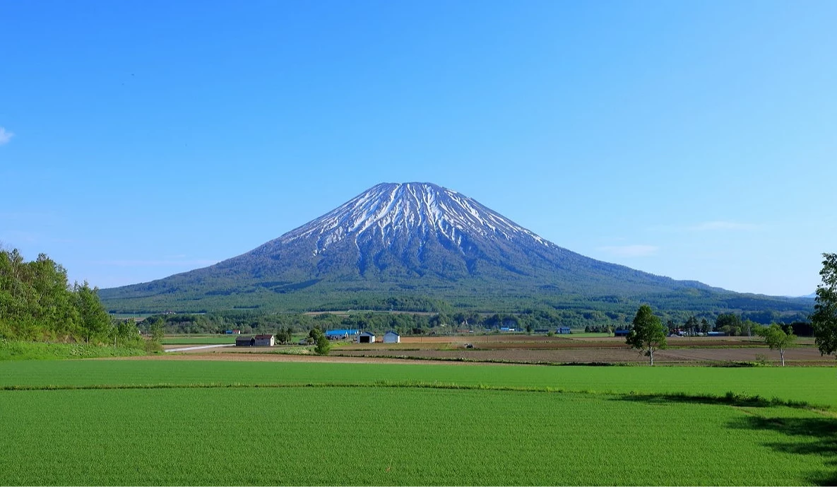 羊蹄山外型與富士山極為相似