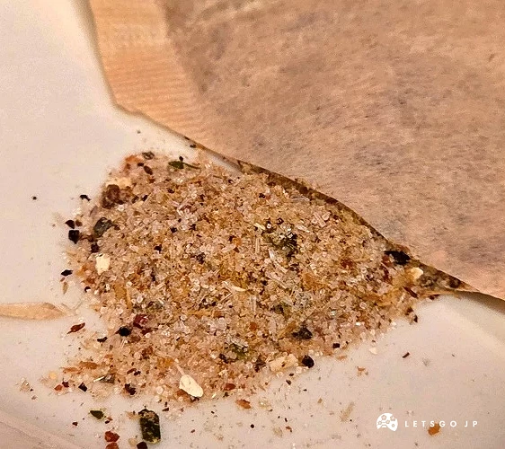 剪開的高湯包內是粉末
