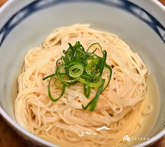 撒上蔥花、高湯包粉末與微波高湯的麵線