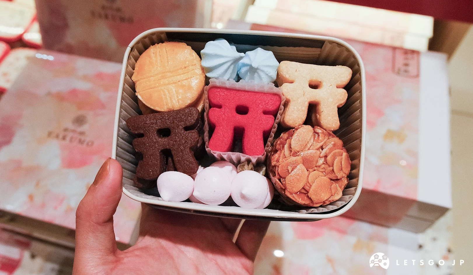 手拿著餅乾罐