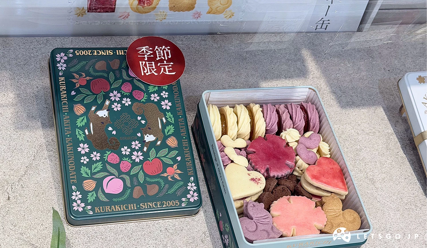 鐵盒餅乾組從盒蓋到餅乾都有秋田犬的樣子