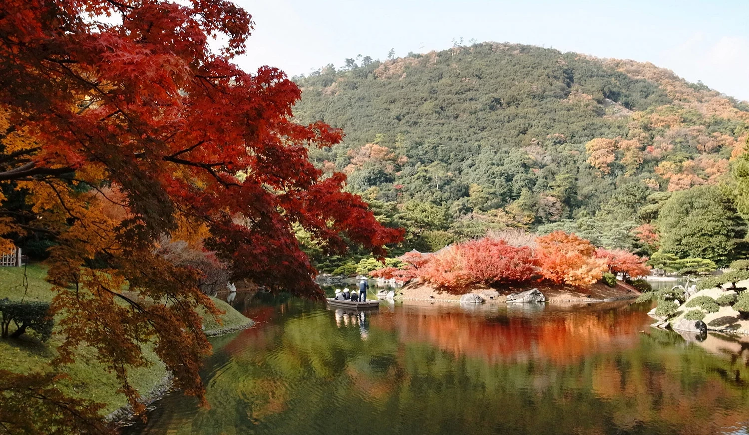 秋季可乘坐和船欣賞園內的紅葉