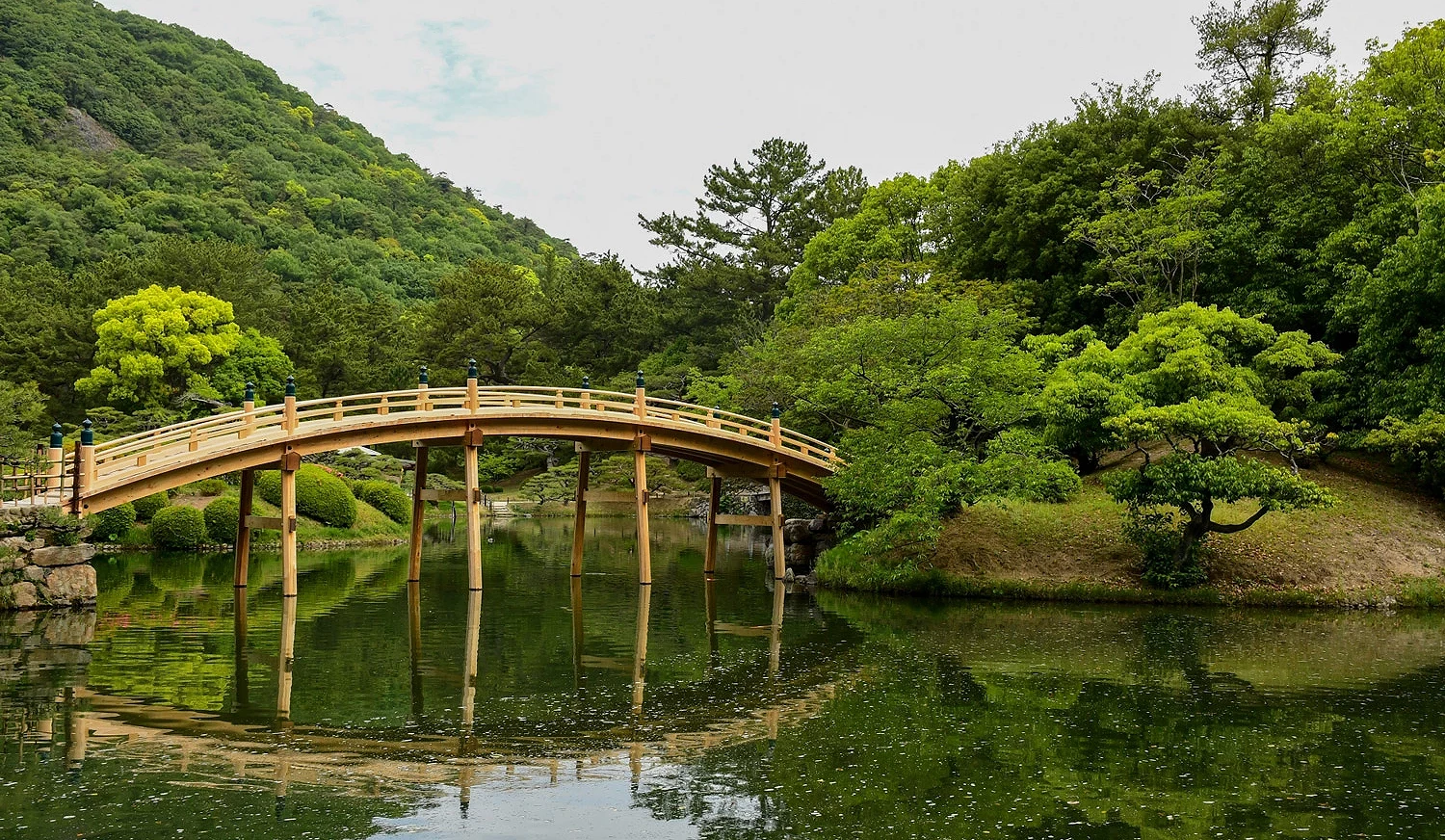 形似彎月的偃月橋