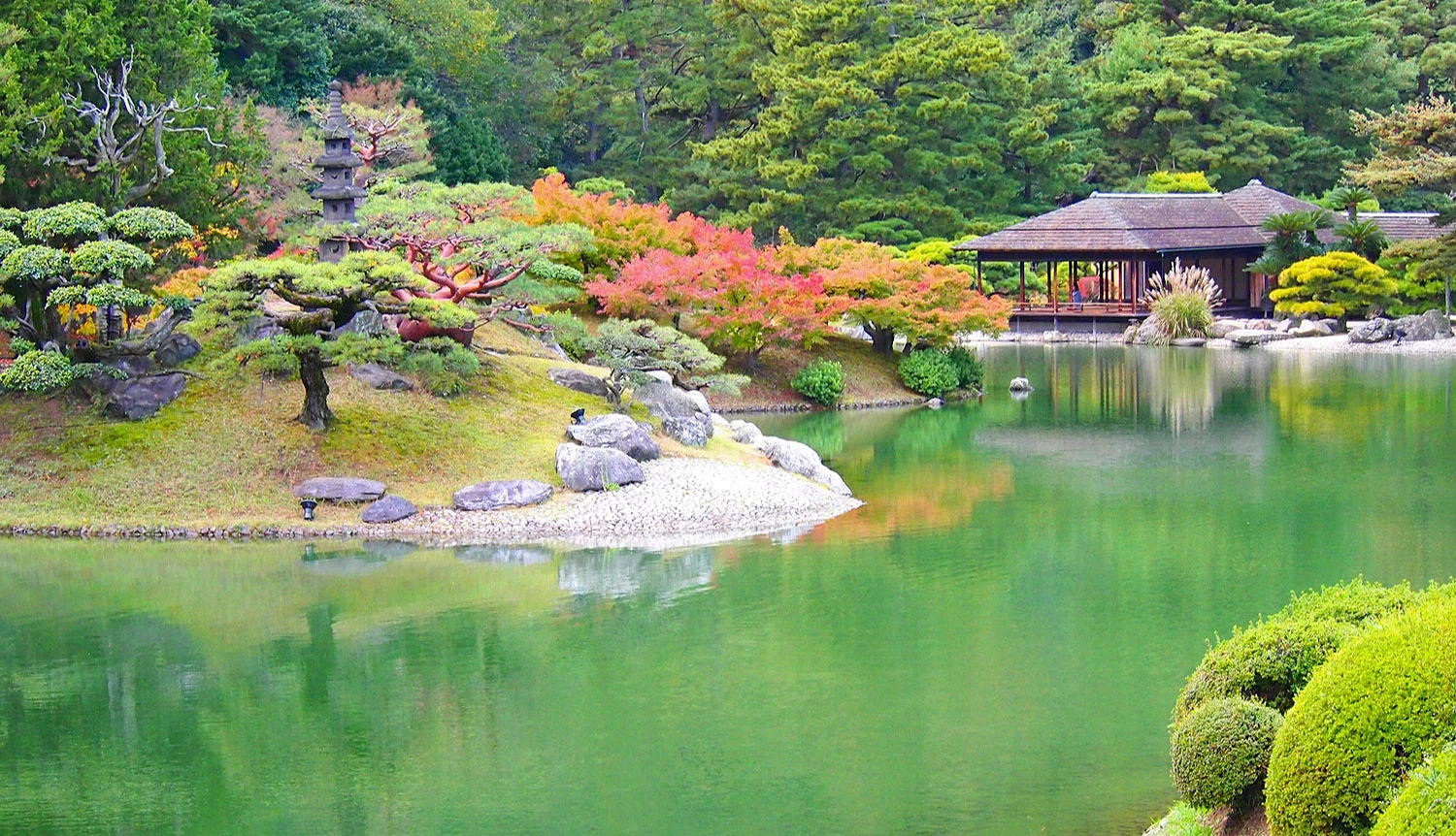 栗林公園南湖的景色