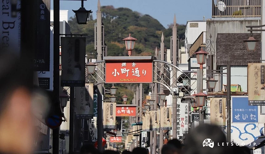 鎌倉小町通紅色入口告示牌
