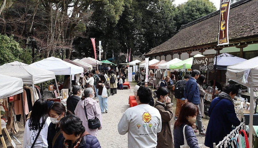 神社一隅上賀茂手作市集熱鬧的人潮
