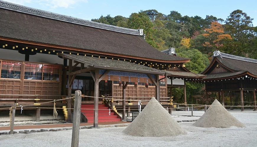 仿照御神體山「神山」形狀堆砌的「立砂」