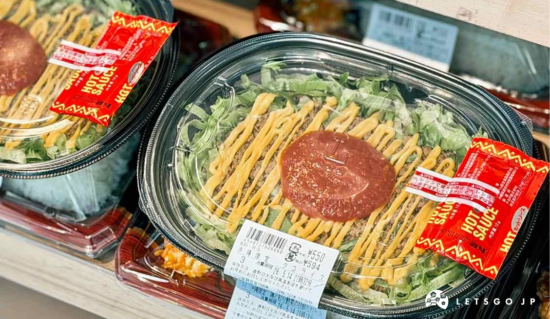 便當上面鋪滿蔬菜,最後再淋上莎莎醬