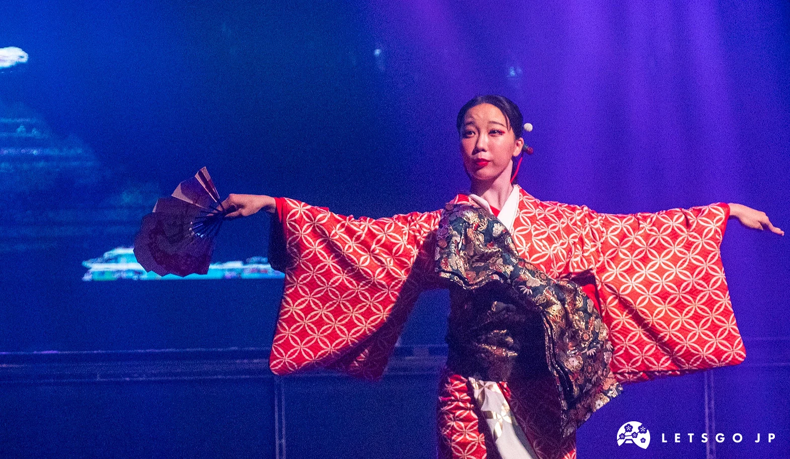 緩慢而優美的舞姿與和服,與強烈的男性表演者風格形成對比