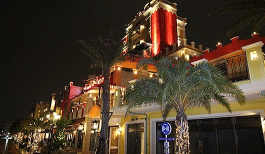沖繩美國村夜晚點燈後的迷人街景,色彩鮮豔的異國風情建築與棕櫚樹在夜色中更顯浪漫