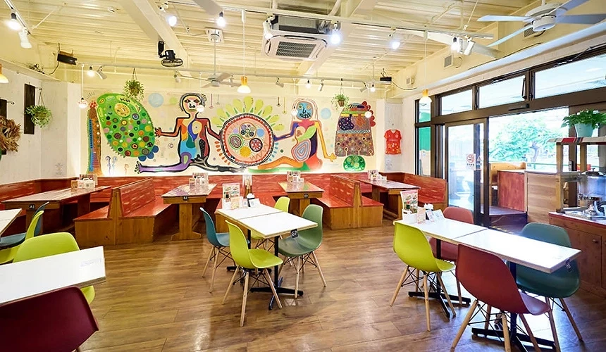 塔可飯咖啡廳 Kijimuna 餐廳內部充滿沖繩熱帶風情,牆上有色彩鮮豔的小精靈彩繪,用餐空間明亮舒適