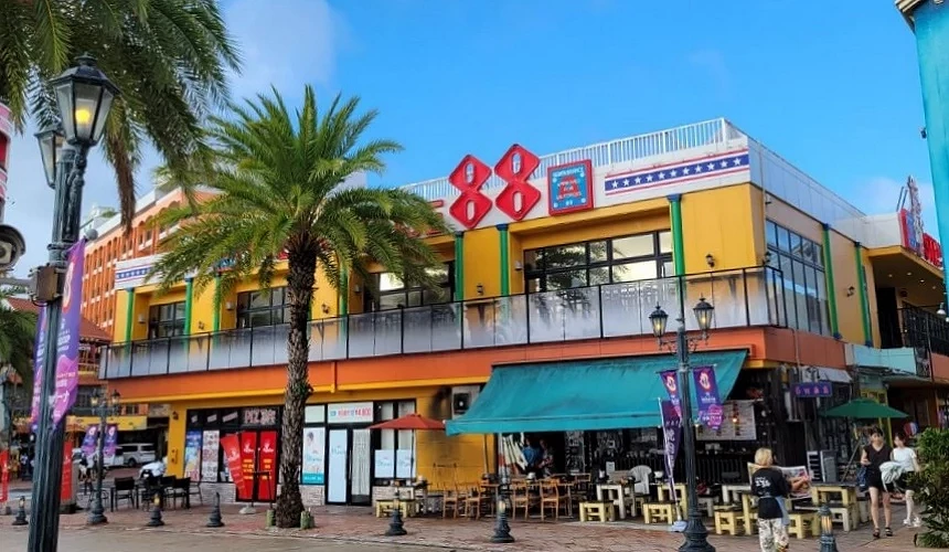 沖繩在地老字號牛排館 Steak House 88 位於美國村的分店外觀,鮮豔的黃色建築與大大的 88 招牌非常醒目