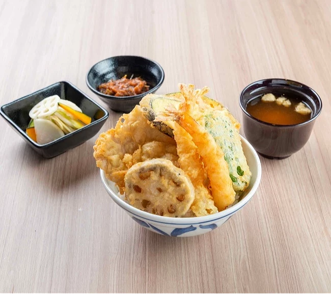 盛滿天婦羅的天丼、漬物與味噌湯套餐