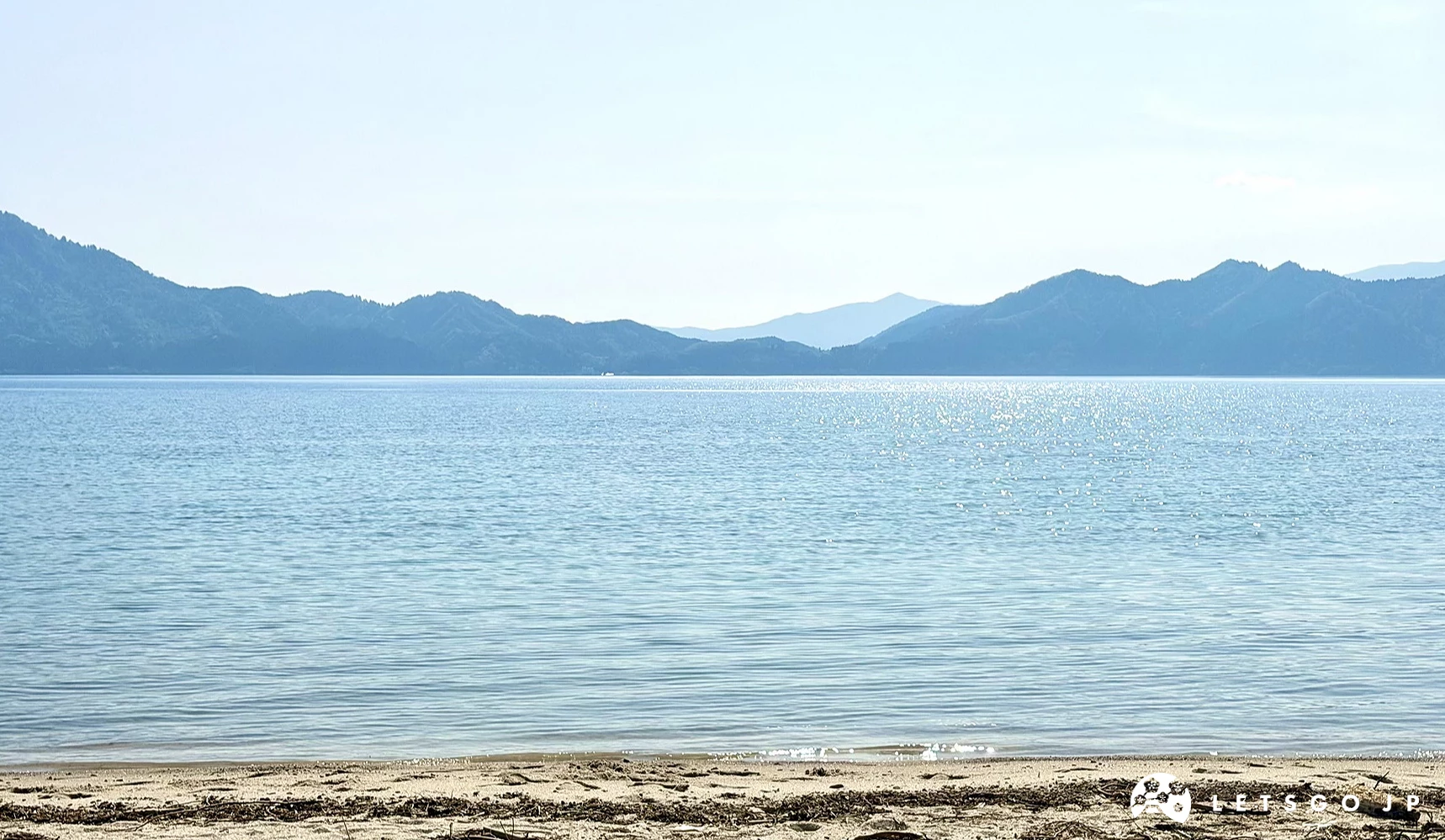 廣闊平靜的湛藍湖面