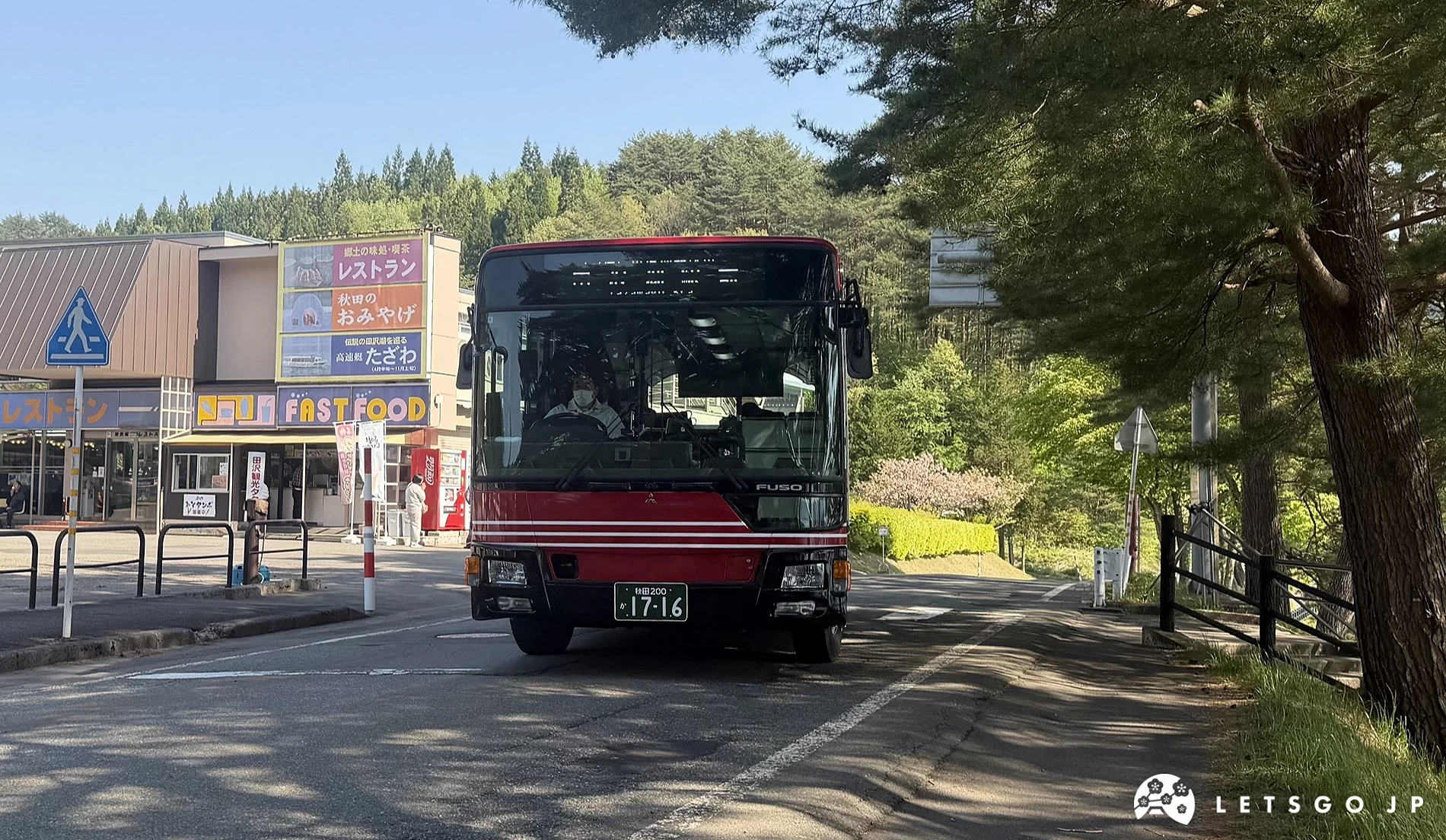 紅色公車行駛在路上