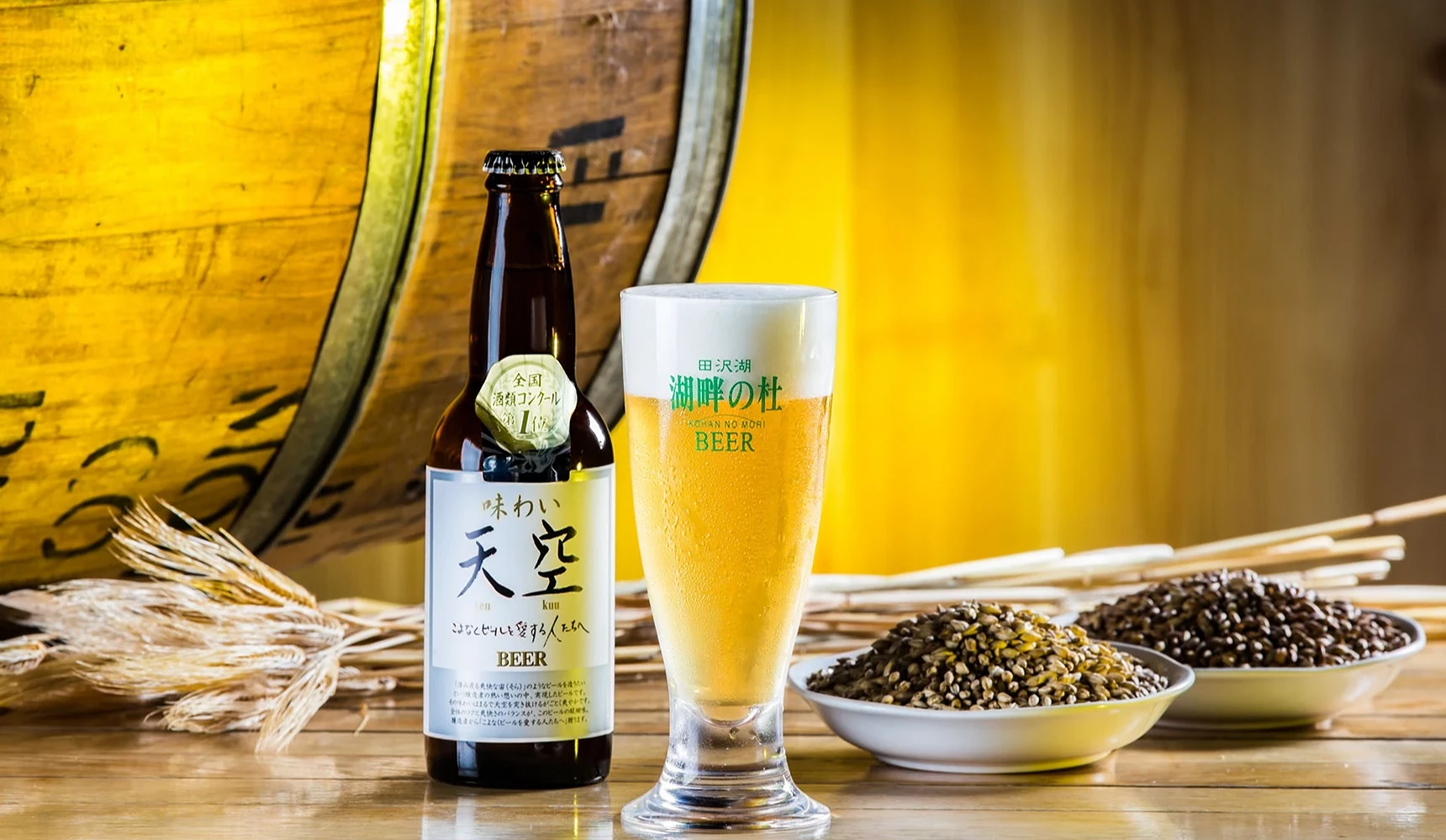 木桶旁放著秋田田澤湖「天空」地麥酒與玻璃杯。