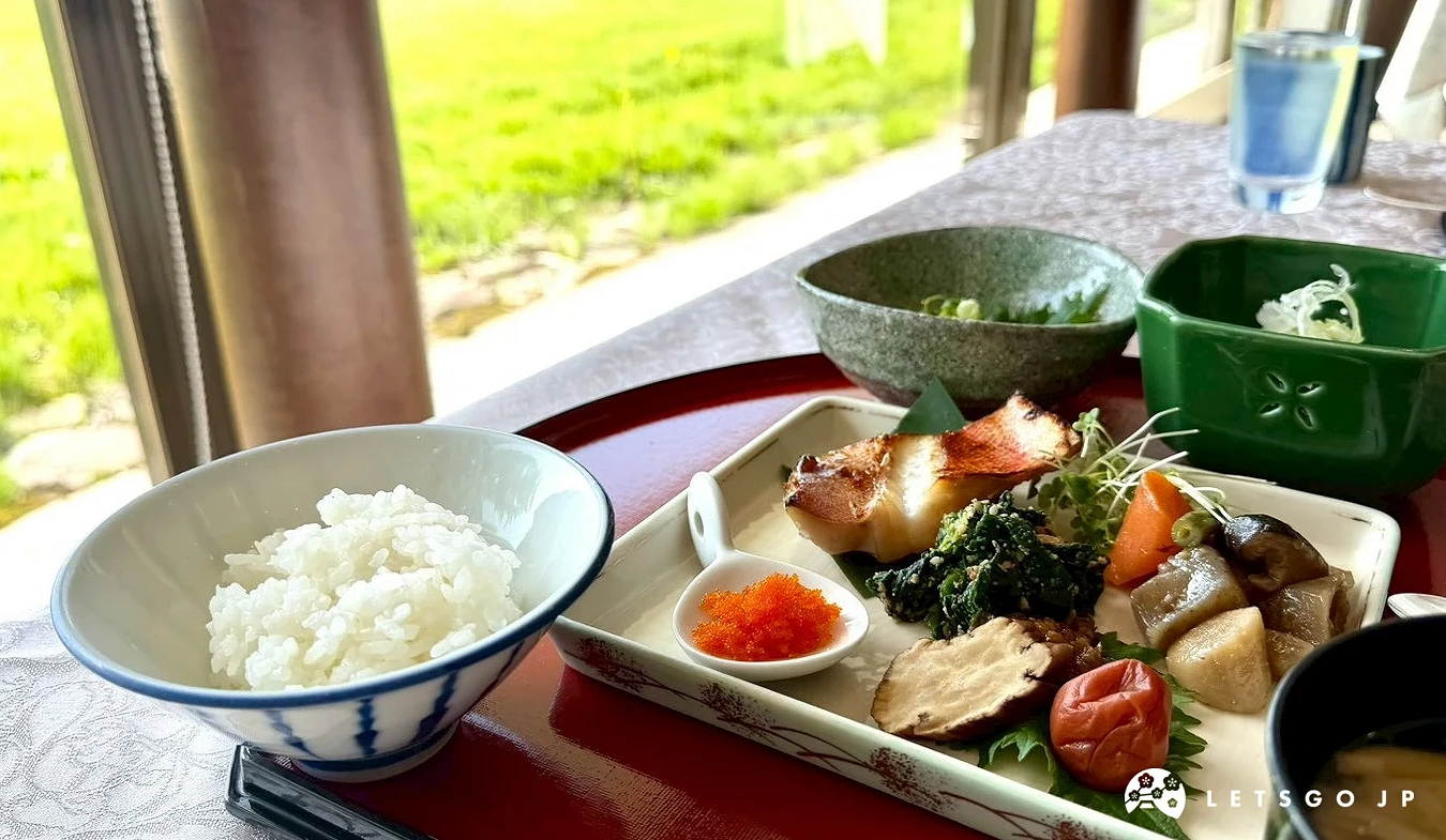 晨光灑落的窗邊餐桌上,擺放著白飯與日式傳統烤魚套餐。