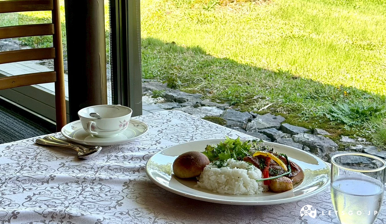 陽光灑落的窗邊餐桌上,擺放著精緻的簡餐與咖啡。