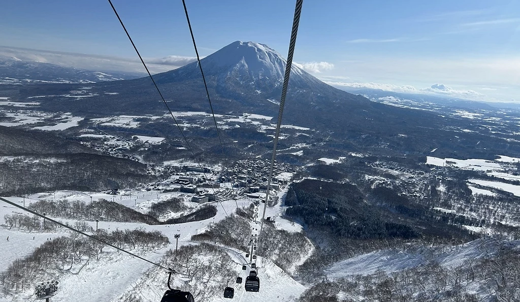 搭乘滑雪纜車時可以眺望到羊蹄山的美景