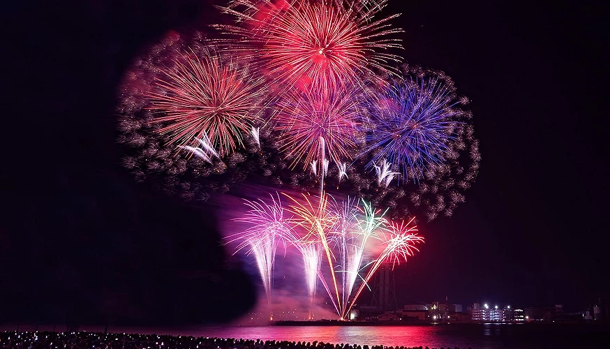 盛大的花火在夜空中綻放