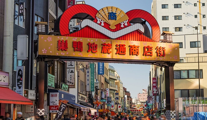 紅色字體寫著「巢鴨地藏通商店街」的招牌