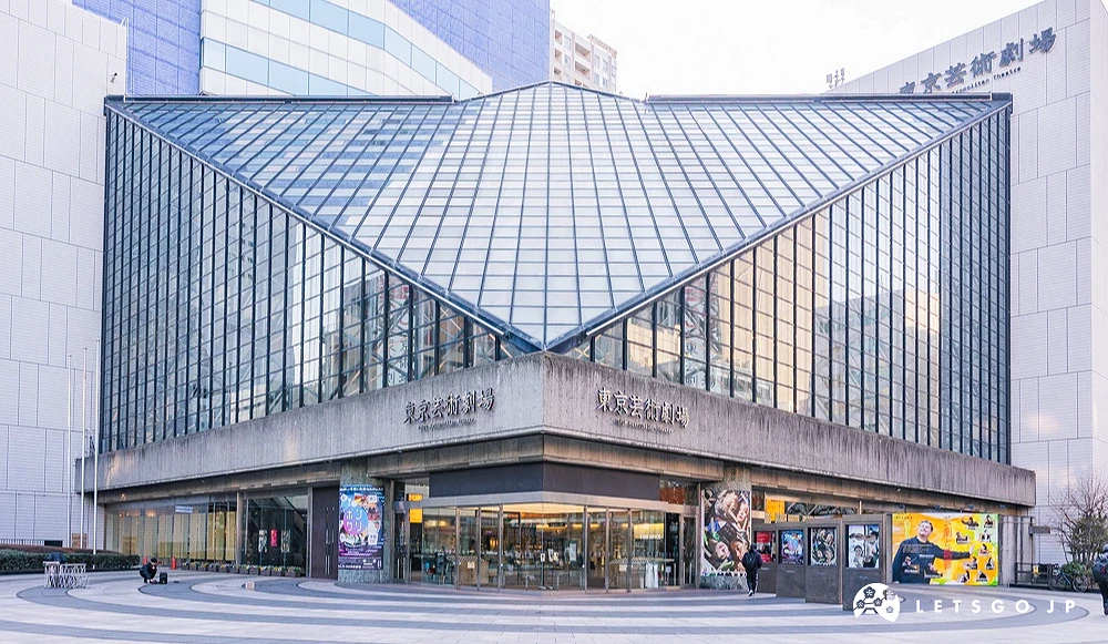外觀對稱且上方是玻璃構成的三角玻璃面,富有現代感的建築