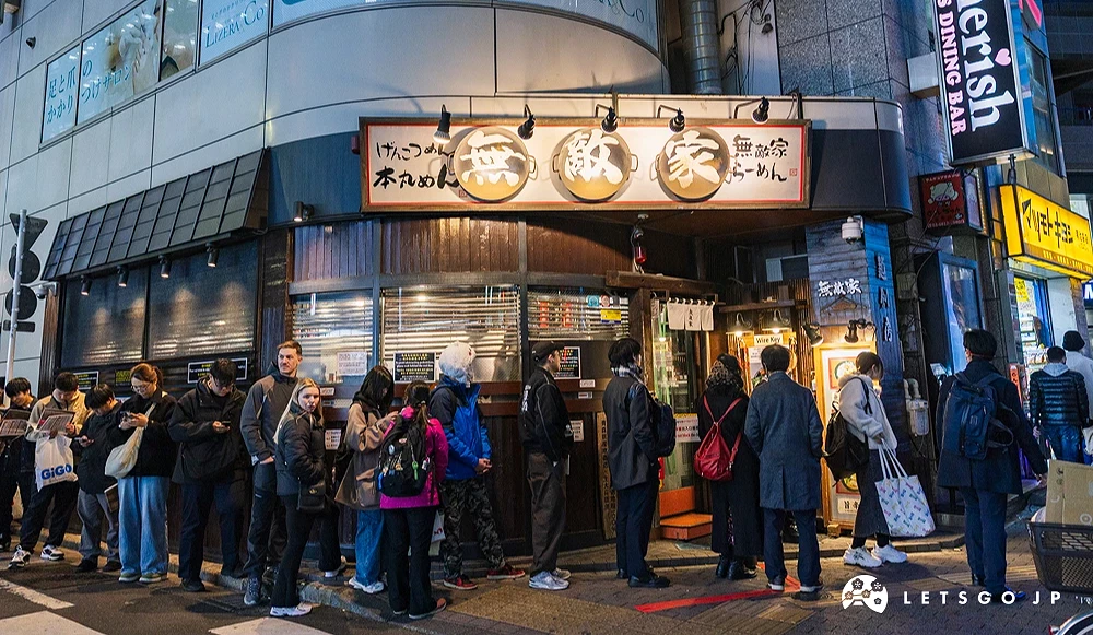 大排長龍且坐落在轉角的濃郁系拉麵店
