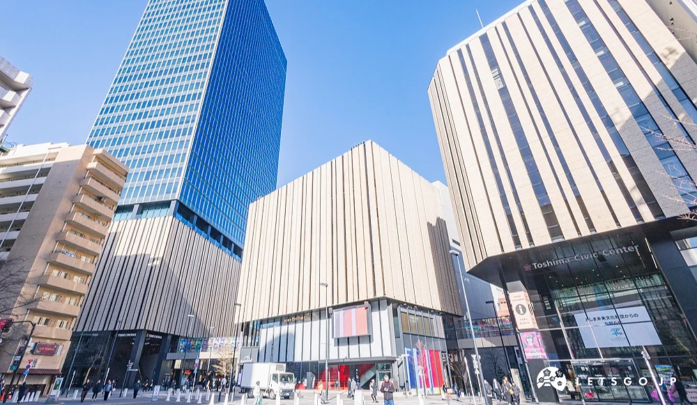 集結各種娛樂的大樓,建築中部都是米黃色的配色