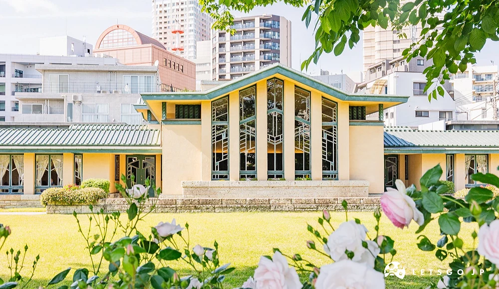 前方有綠色草地,結合西方現代和日式的一層樓建築