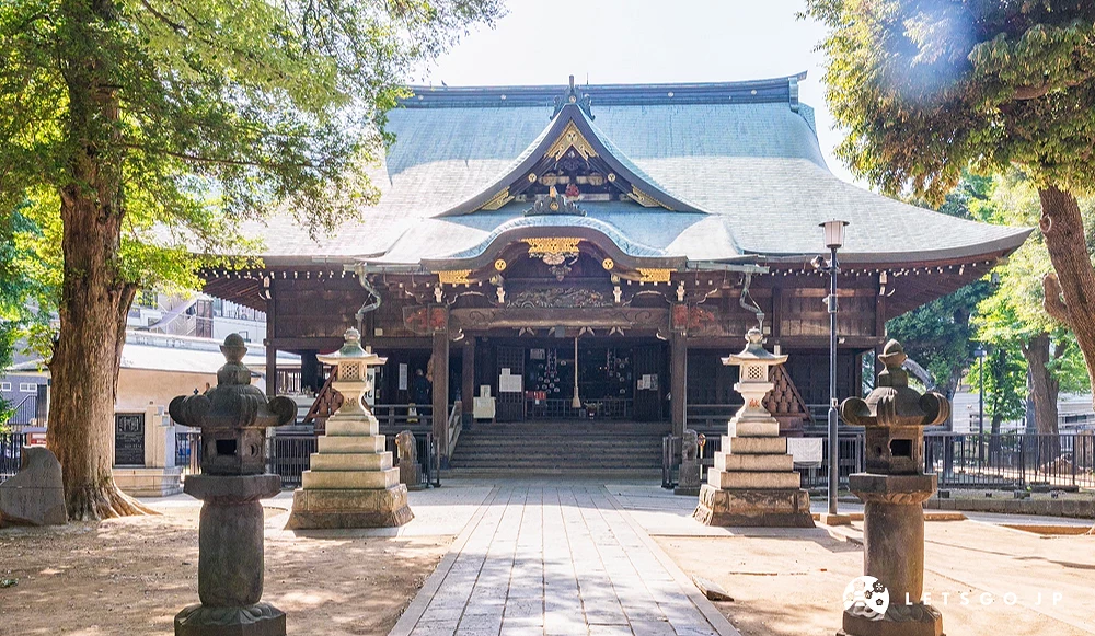 綠色屋簷且旁邊植被茂密的小寺廟