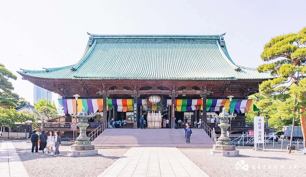 綠色屋簷並有著非常寬敞樓梯的大型寺廟