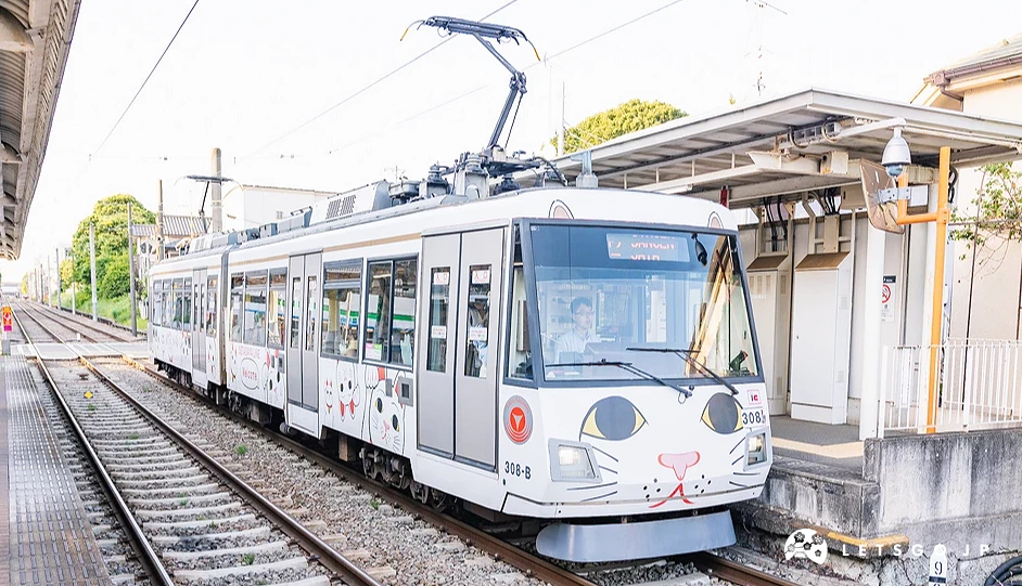 車身是白色招福貓的外觀,車輛只有兩節