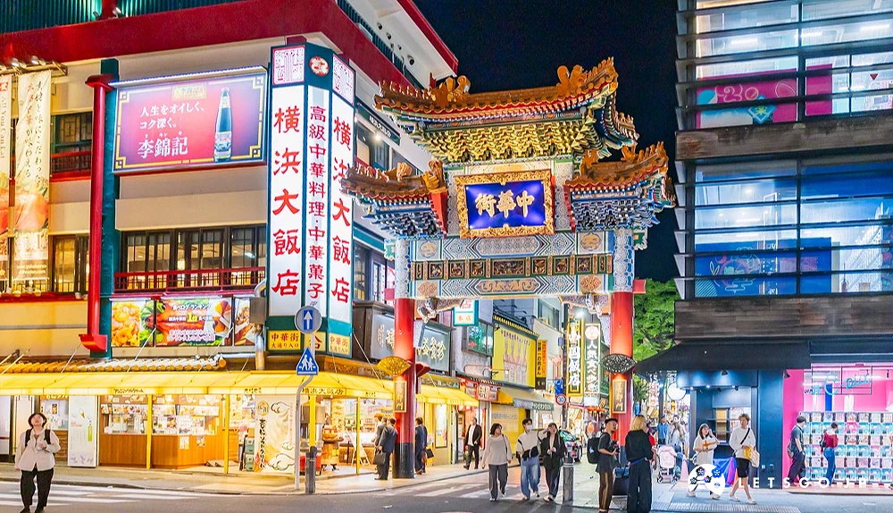 經典的中華街拱門和旁邊顯眼的橫濱大飯店