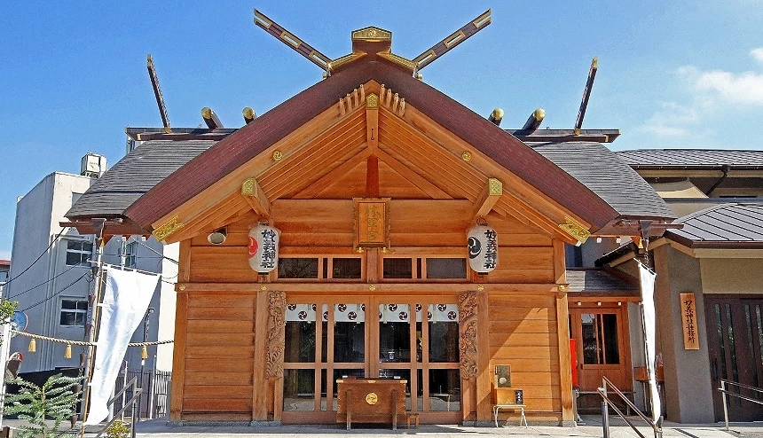 妙義神社拜殿正面外觀,木造建築搭配燈籠、注連繩與賽錢箱。