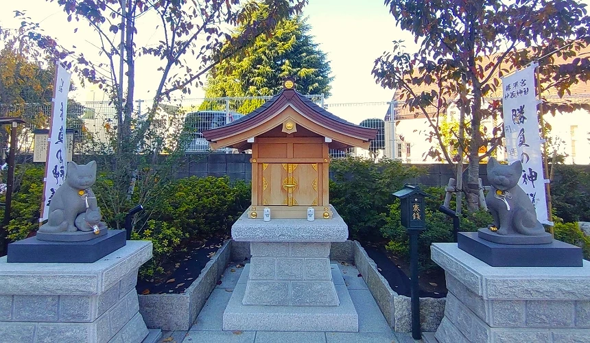 妙義神社境內末社,木造小型神社座落於石製基座之上。
