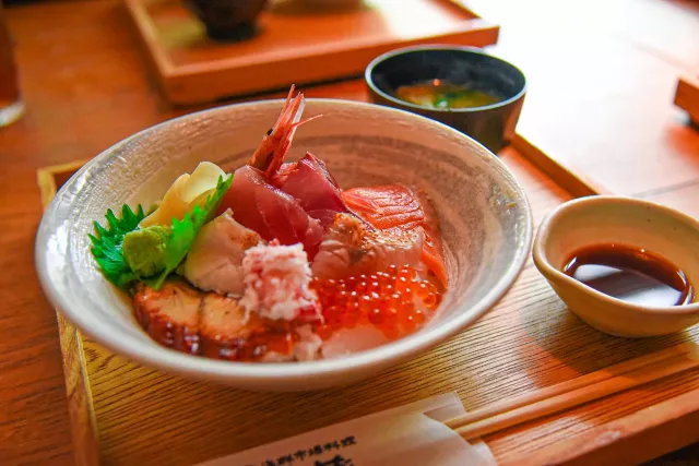 近江町市場必吃攻略：營業時間、人氣海鮮丼、能登牛美食聖地 的縮圖