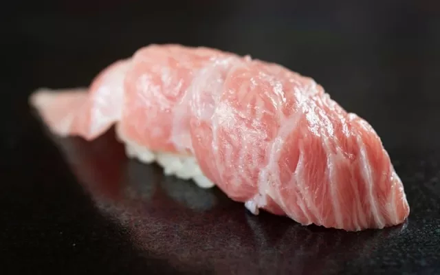 「すし繁 銀座」壽司、生魚片食材每天進貨，30年專業經驗握出最鮮滋味