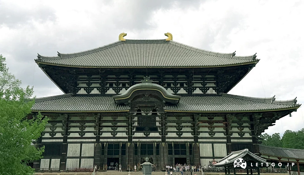 陰天的東大寺大佛殿外觀