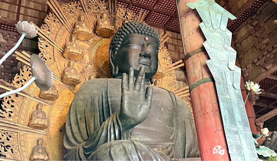 在東大寺的奈良大佛從左下角往上仰看