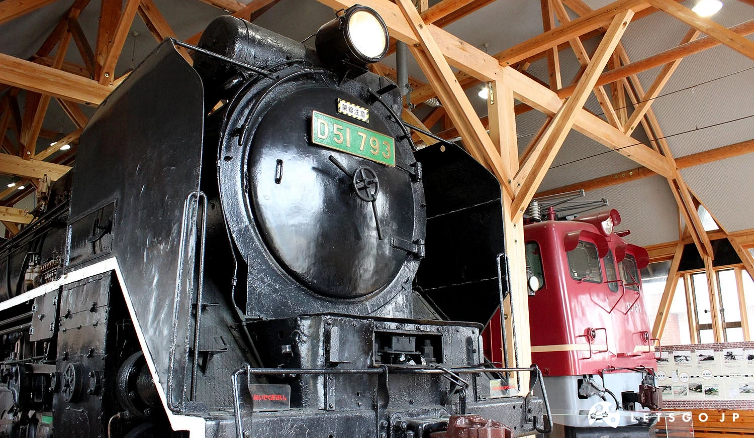 「長濱鐵道廣場」館內展出兩輛實際大的 SL 蒸汽火車