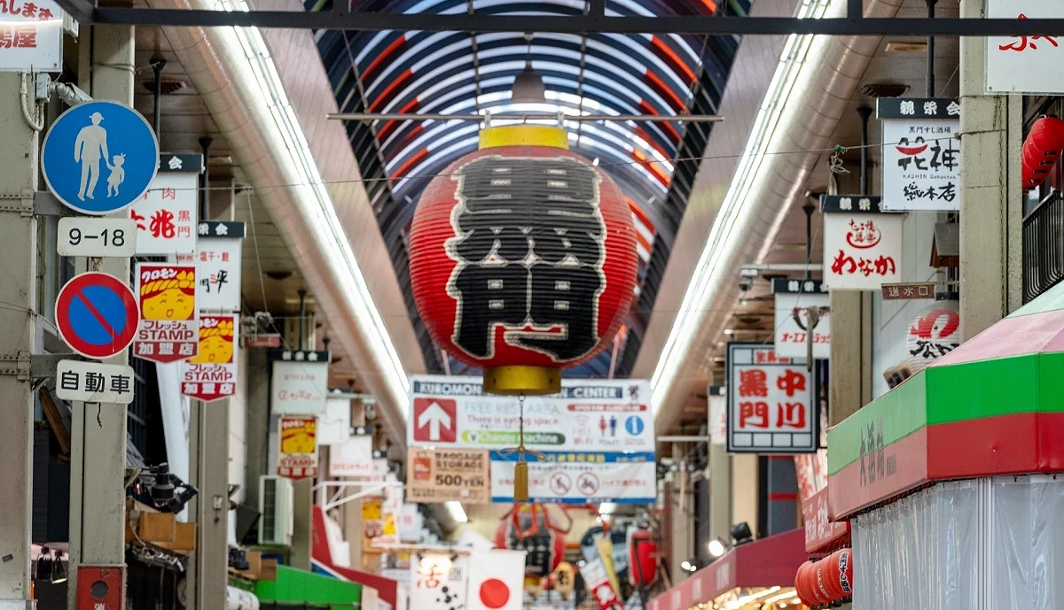 黑門市場內的紅燈籠招牌