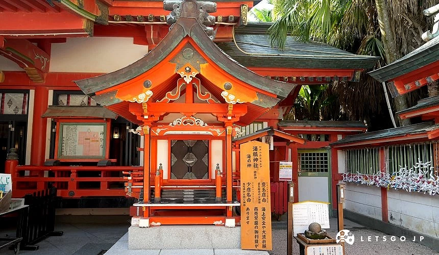 拜殿右手邊的「海積神社」