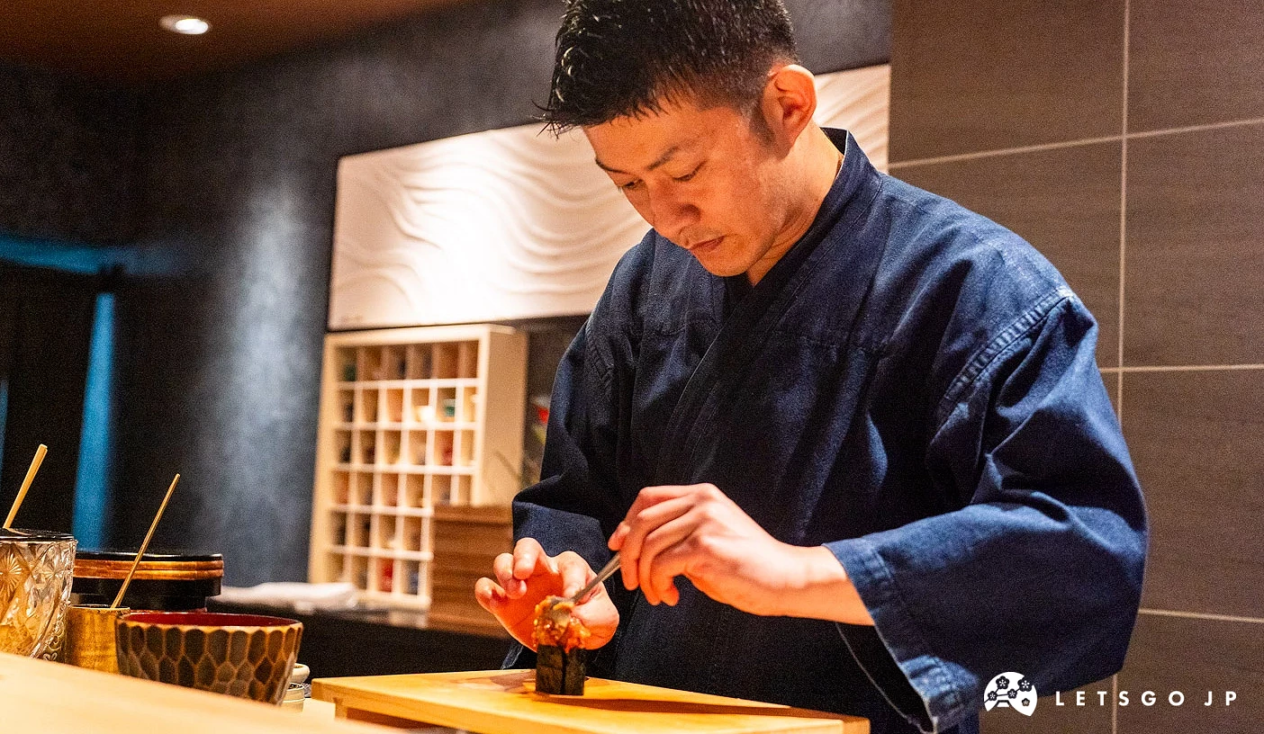Sushi Kensuke 麻布十番的主廚安部先生正在處理食材