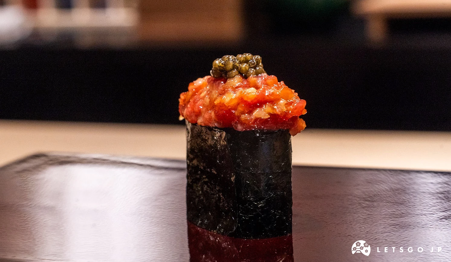 Sushi Kensuke 麻布十番的「鮪魚泥醃蘿蔔魚子醬軍艦」