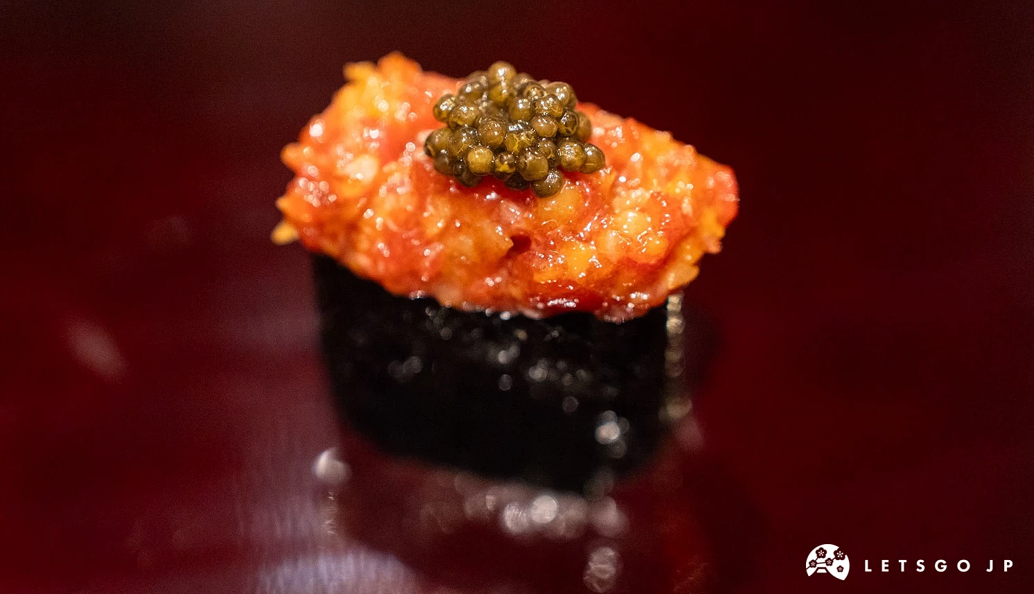 Sushi Kensuke 麻布十番的招牌菜色之一「鮪魚泥醃蘿蔔魚子醬軍艦」