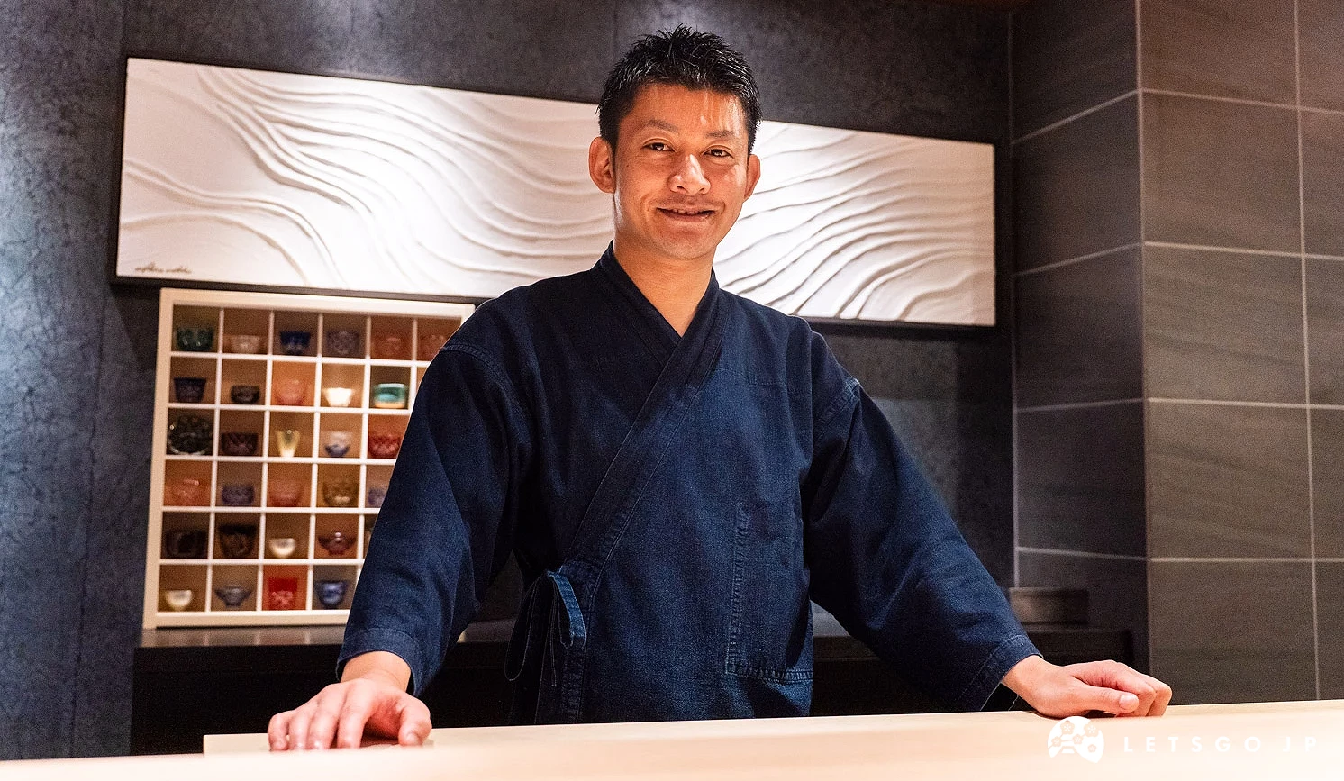 Sushi Kensuke的大將「安部憲介」正在為客人握壽司