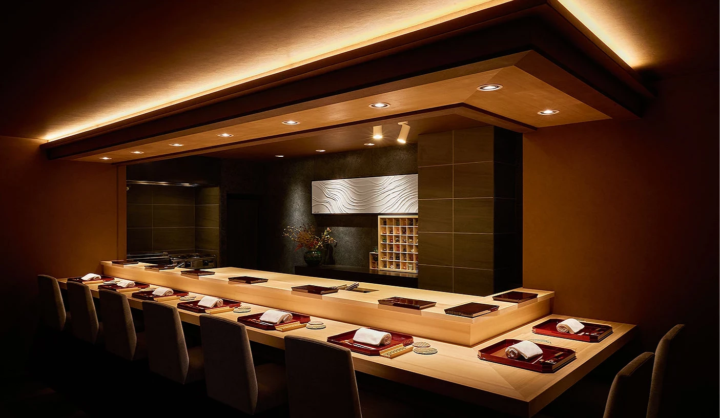 「Sushi Kensuke」店內的吧台座位低調又具日式美學