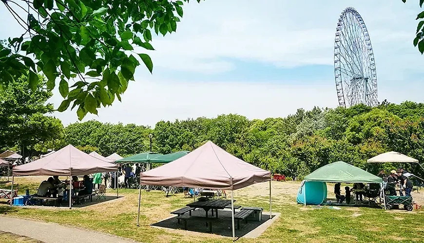 在綠意中搭著許多野營帳篷的 BBQ 廣場