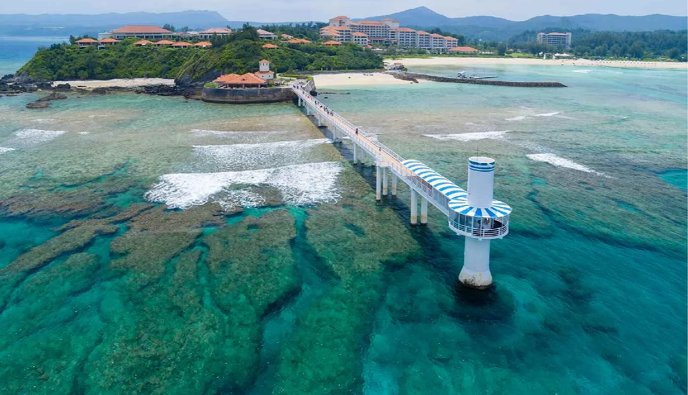 延伸到海中的「海中展望塔」可以近距離觀察360度的天然熱帶魚與珊瑚