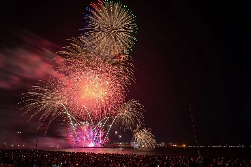姬路港夜空中繽紛綻放的海上煙火